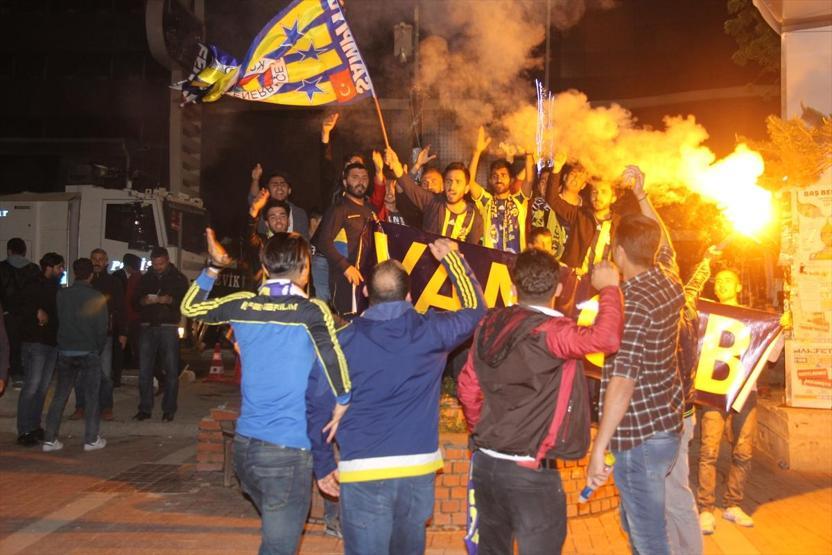 Türkiye Fenerbahçenin şampiyonluğunu böyle kutladı