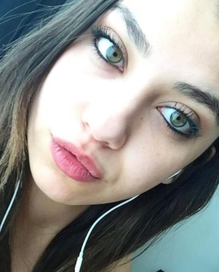 Aleyna Solaker Instagram paylaşımları ile Kırgın Çiçekler setini takipçileriyle buluşturdu