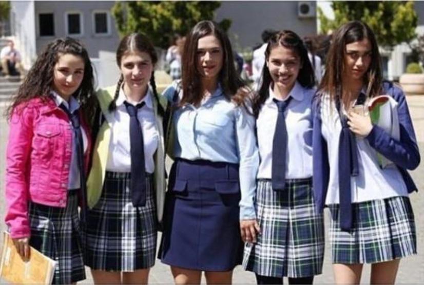 Aleyna Solaker Instagram paylaşımları ile Kırgın Çiçekler setini takipçileriyle buluşturdu