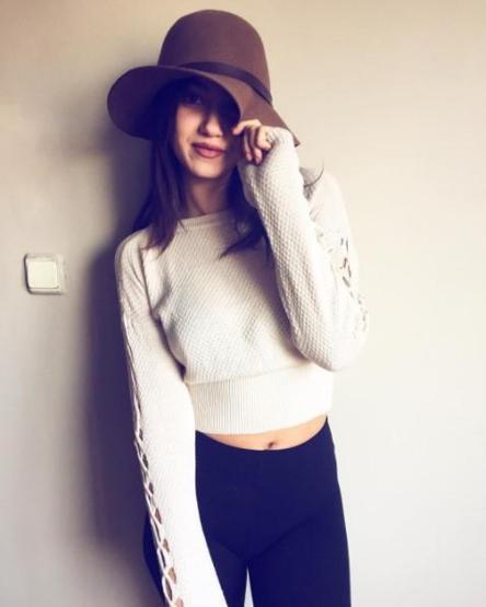 Aleyna Solaker Instagram paylaşımları ile Kırgın Çiçekler setini takipçileriyle buluşturdu