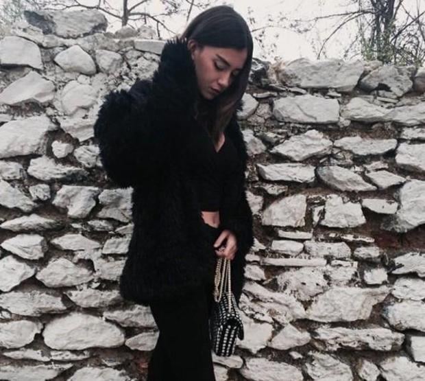 Aleyna Solaker Instagram paylaşımları ile Kırgın Çiçekler setini takipçileriyle buluşturdu