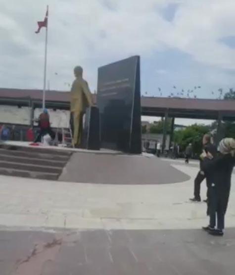 Atatürk anıtına baltayla saldırdı, linçten zabıta kurtardı
