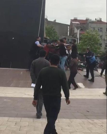 Atatürk anıtına baltayla saldırdı, linçten zabıta kurtardı