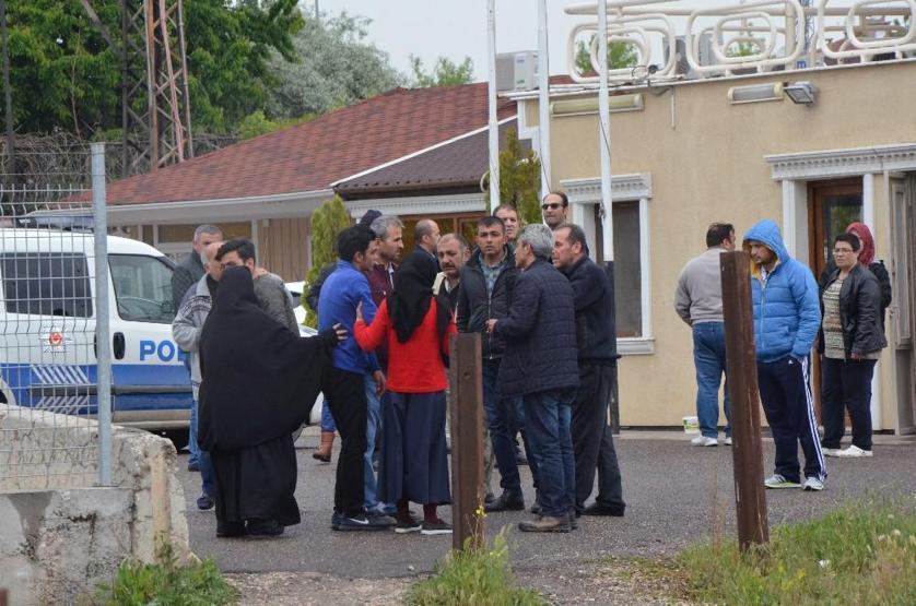 Fotoğraf çektirirken elektrik akımına kapılan genç kız öldü