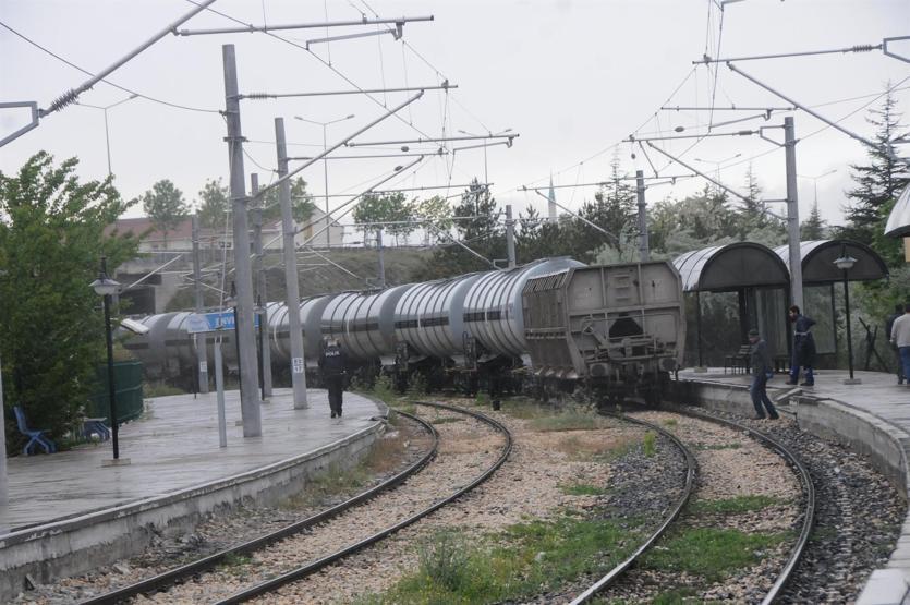 Fotoğraf çektirirken elektrik akımına kapılan genç kız öldü