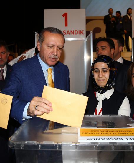 MKYKnın 20 yaşındaki üyeleri Erdoğanın dikkatini böyle çekti