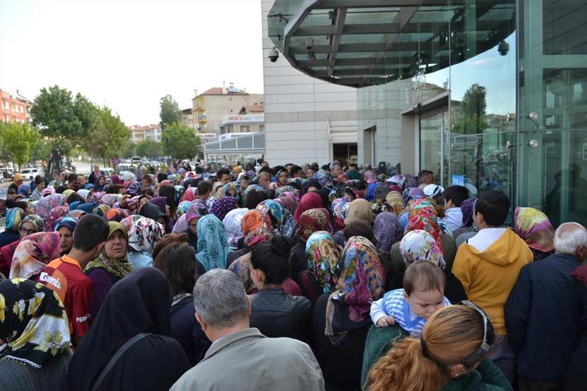 Aksarayda bedava halı kampanyasında izdiham