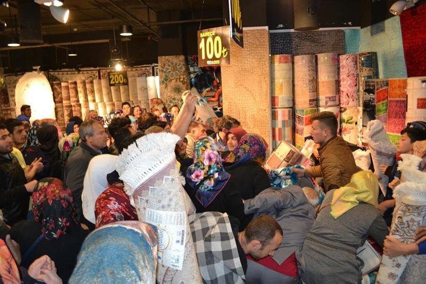 Aksarayda bedava halı kampanyasında izdiham