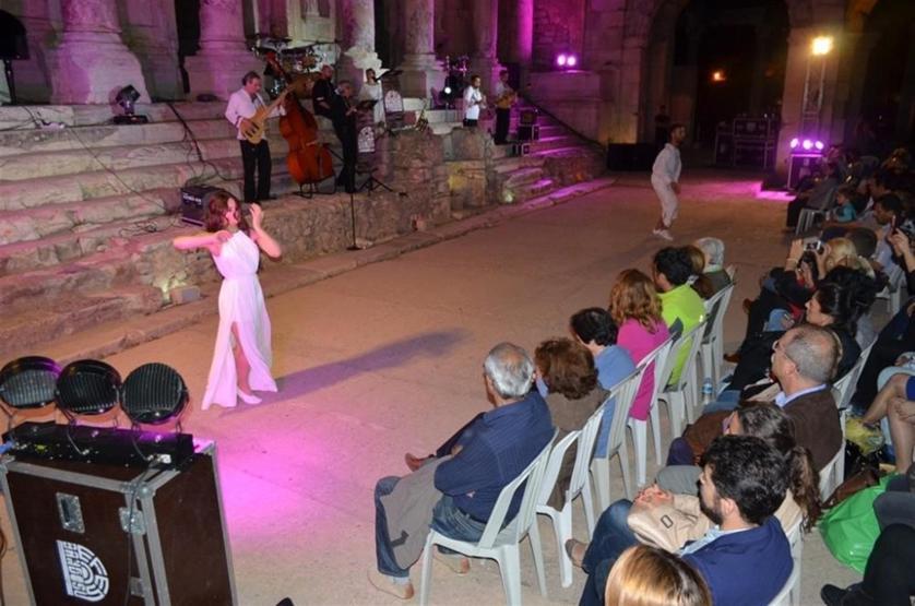 Efes Antik Kenti’nde sergilenen müzikal büyüledi