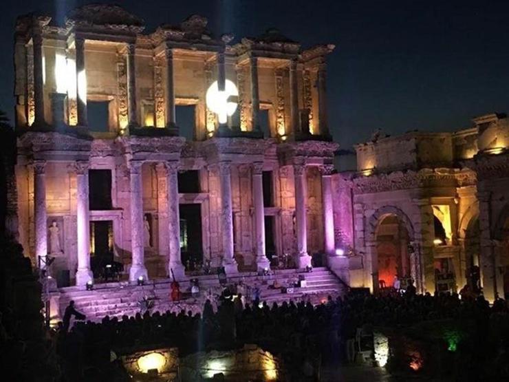 Efes Antik Kenti’nde sergilenen müzikal büyüledi