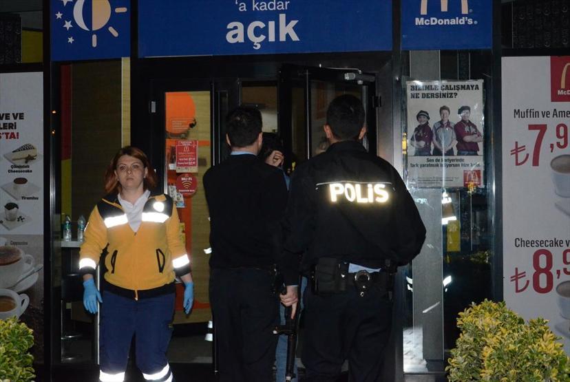 Kadıköyde bir fast food restoranında silahlı soygun