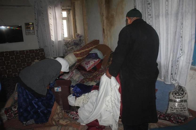 Sağanak nedeniyle şehit ailesinin toprak evi çöktü