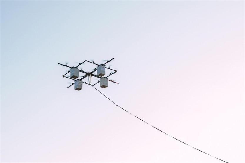 Dronela yangın söndürüp, gölden adam kurtarıyorlar