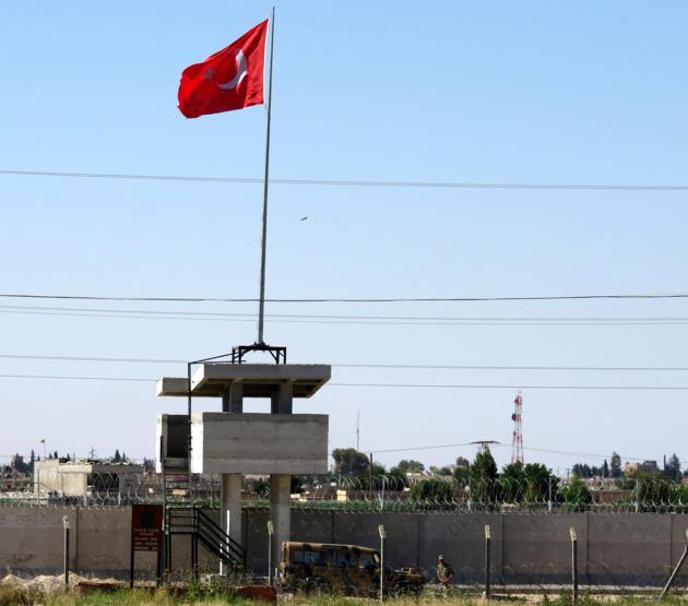Sınırdaki ABD ve PYD bayrakları indirildi