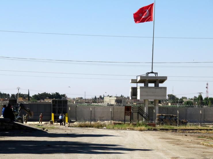 Sınırdaki ABD ve PYD bayrakları indirildi