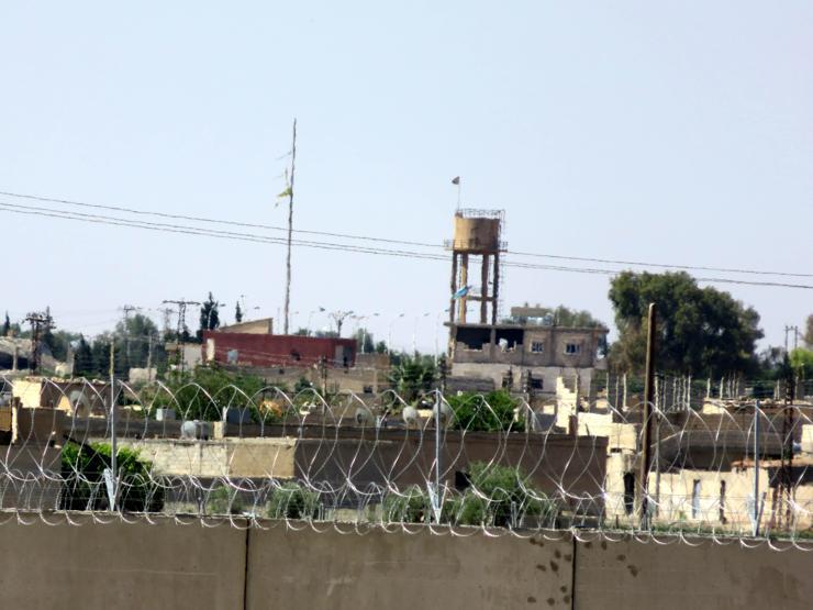 Sınırdaki ABD ve PYD bayrakları indirildi