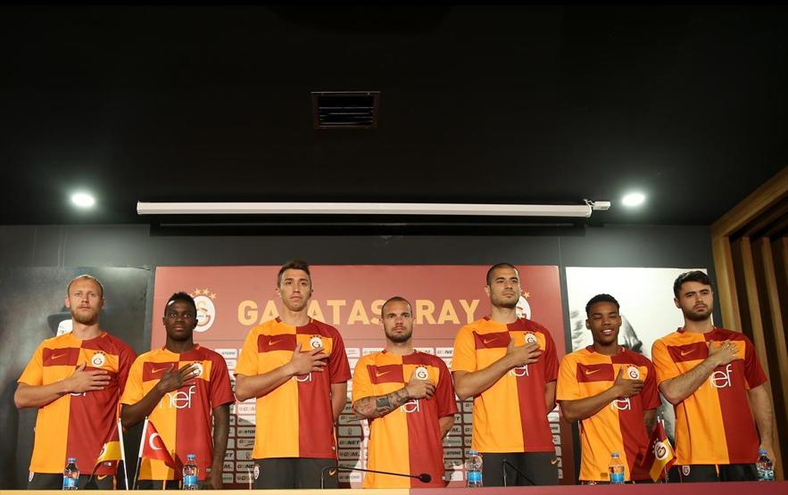 Galatasaraylı futbolcular surat astı