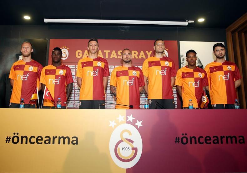 Galatasaraylı futbolcular surat astı