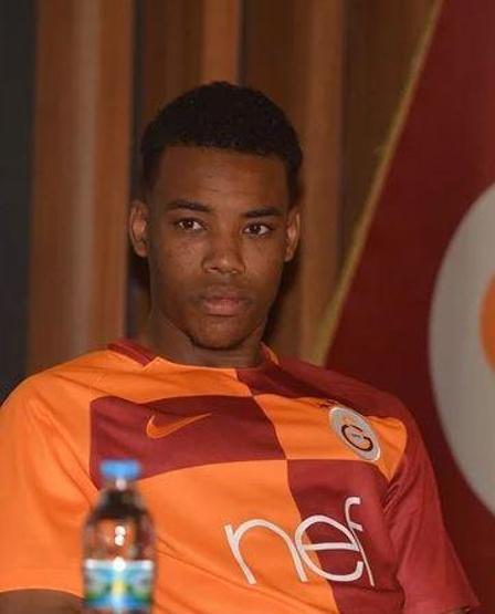 Galatasaraylı futbolcular surat astı