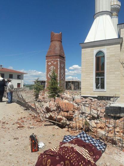 Ankarada minare devrildi: 1 işçi öldü, 1 işçi yaralandı