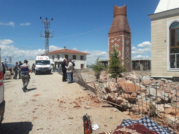 Ankarada minare devrildi: 1 işçi öldü, 1 işçi yaralandı