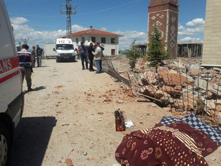 Ankarada minare devrildi: 1 işçi öldü, 1 işçi yaralandı