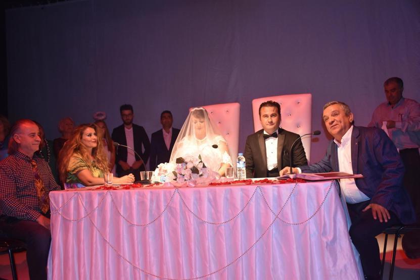 Tiyatro oyununda gerçek nikah kıydılar