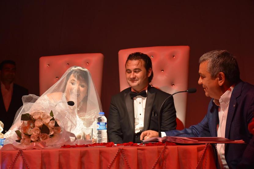 Tiyatro oyununda gerçek nikah kıydılar
