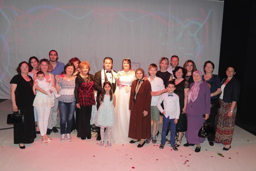Tiyatro oyununda gerçek nikah kıydılar