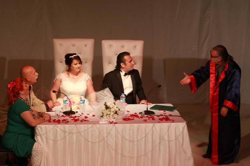 Tiyatro oyununda gerçek nikah kıydılar