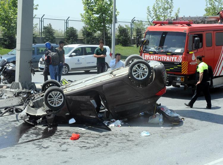 Sürücü yol ayrımında kararsız kalınca böyle oldu