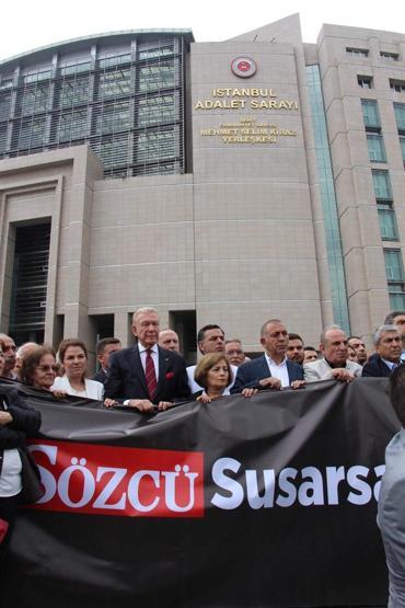 Adliye önünde Sözcü operasyonu protestosu