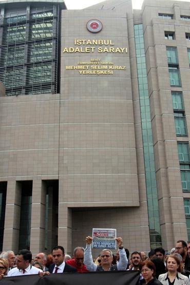 Adliye önünde Sözcü operasyonu protestosu