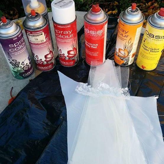 Bu elbise 61 saatte yapıldı, gökkuşağı etkisi yaratıyor