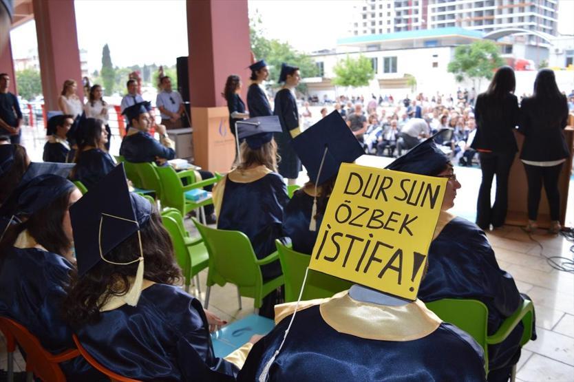 Mezuniyet töreninde Dursun Özbekin istifasını istedi