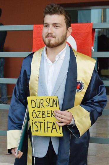 Mezuniyet töreninde Dursun Özbekin istifasını istedi