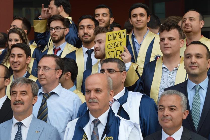 Mezuniyet töreninde Dursun Özbekin istifasını istedi