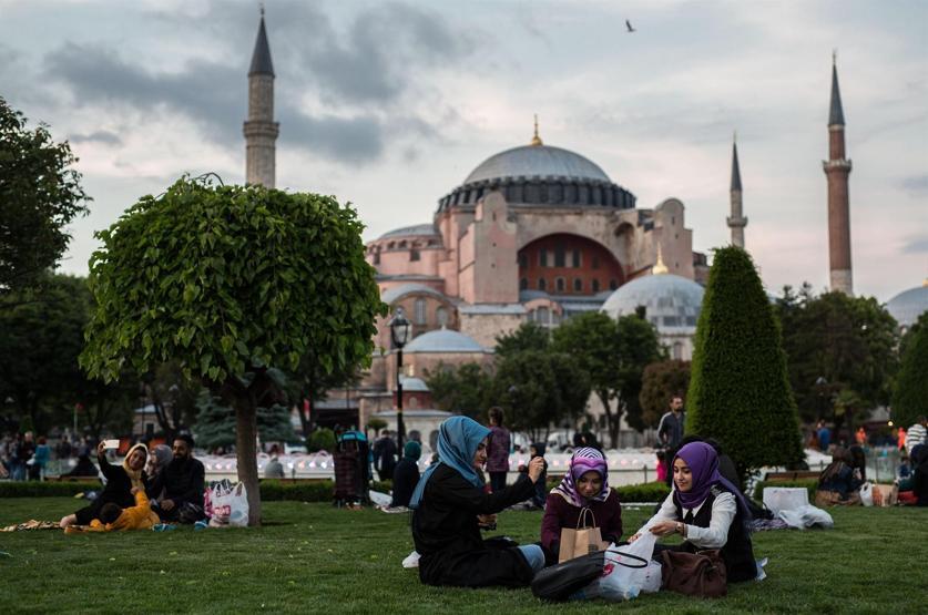 Sultanahmette ilk iftar