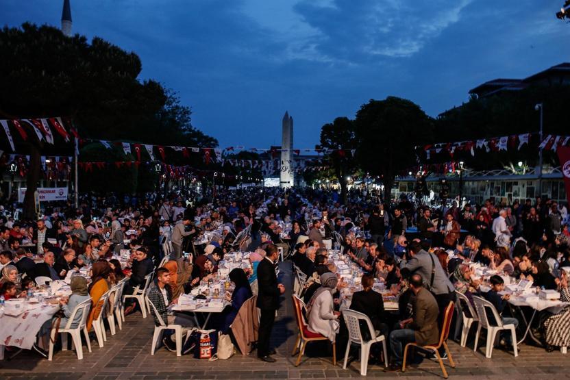 Sultanahmette ilk iftar