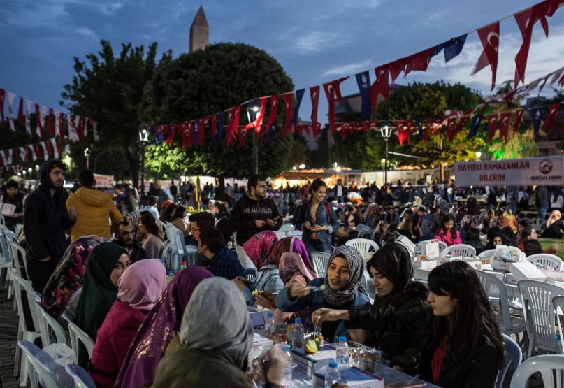Sultanahmette ilk iftar