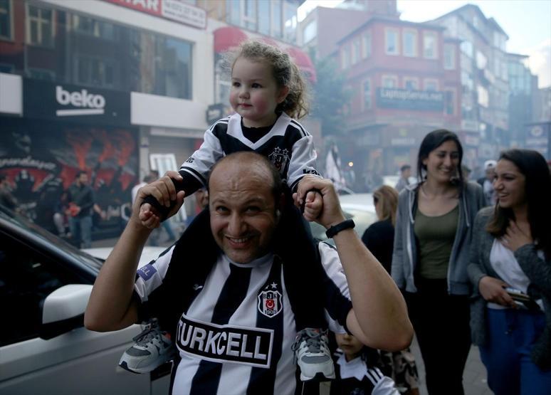 Beşiktaş şampiyon oldu, Türkiye sokağa döküldü