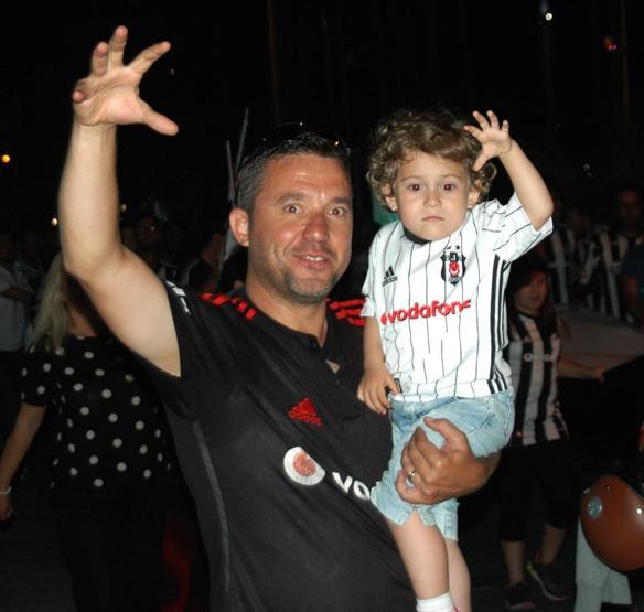 Beşiktaş şampiyon oldu, Türkiye sokağa döküldü