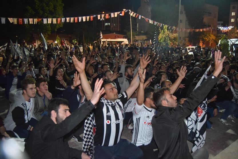Beşiktaş şampiyon oldu, Türkiye sokağa döküldü