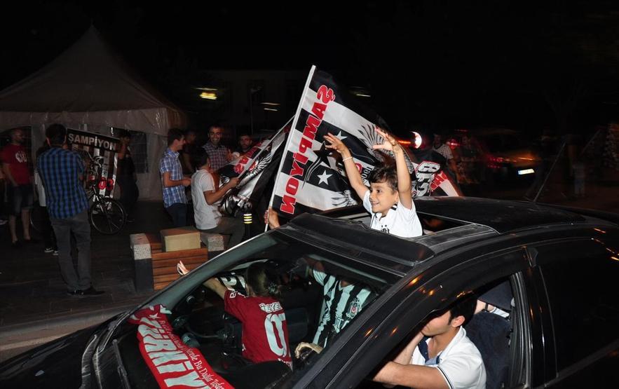 Beşiktaş şampiyon oldu, Türkiye sokağa döküldü
