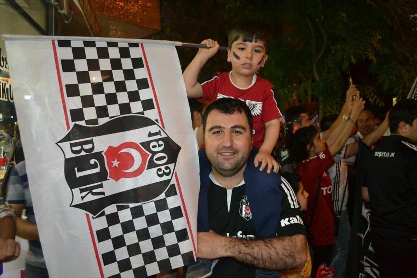Beşiktaş şampiyon oldu, Türkiye sokağa döküldü