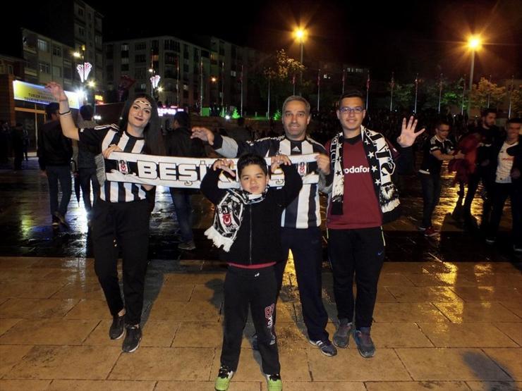 Beşiktaş şampiyon oldu, Türkiye sokağa döküldü