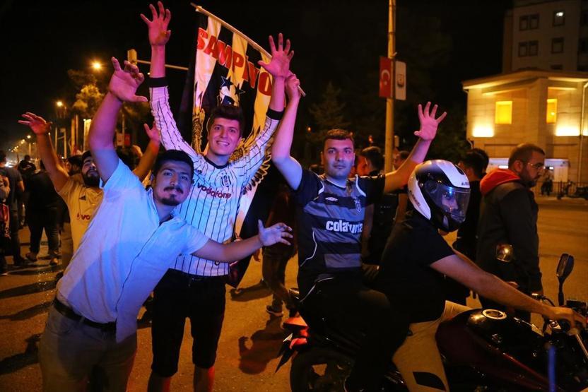Beşiktaş şampiyon oldu, Türkiye sokağa döküldü