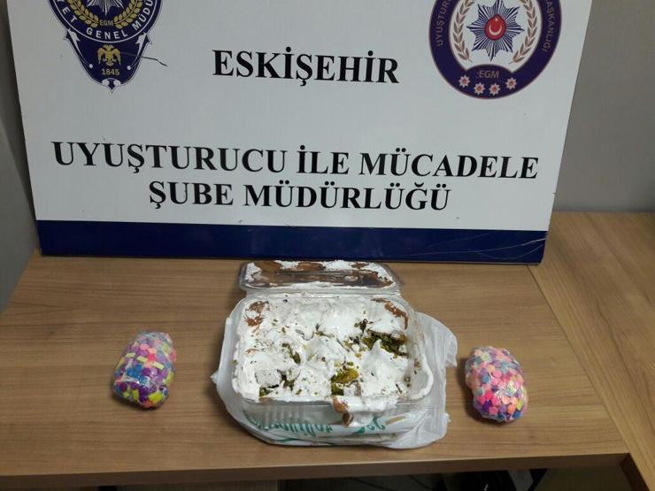 Mersinin ünlü tatlısı Kerebiçin içinden uyuşturucu çıktı