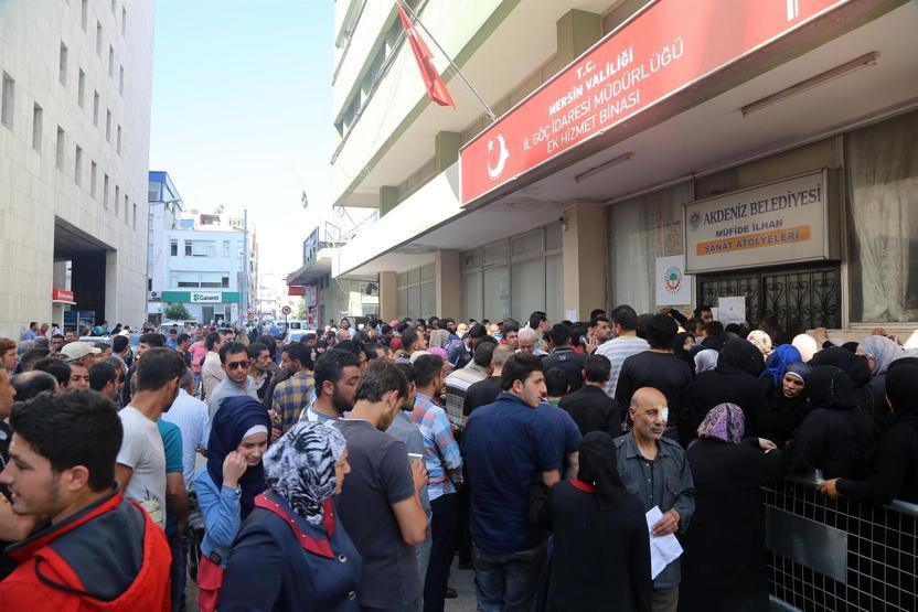 Suriyelilerin kimlik izdihamı