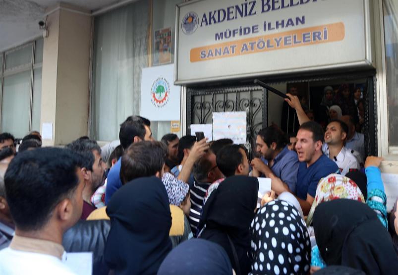 Suriyelilerin kimlik izdihamı